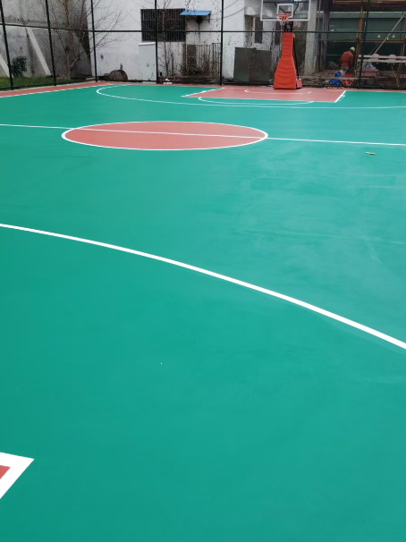老城 球场长期使用易出现地面开裂